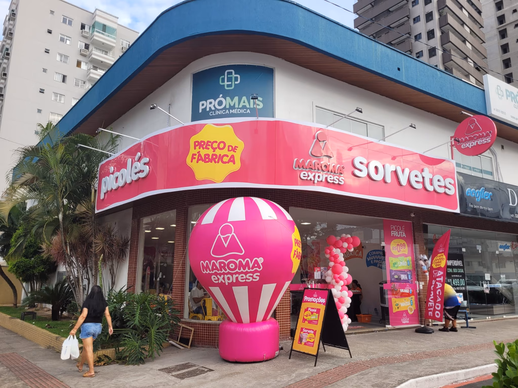 Fachada real de unidade Maroma Express iluminada